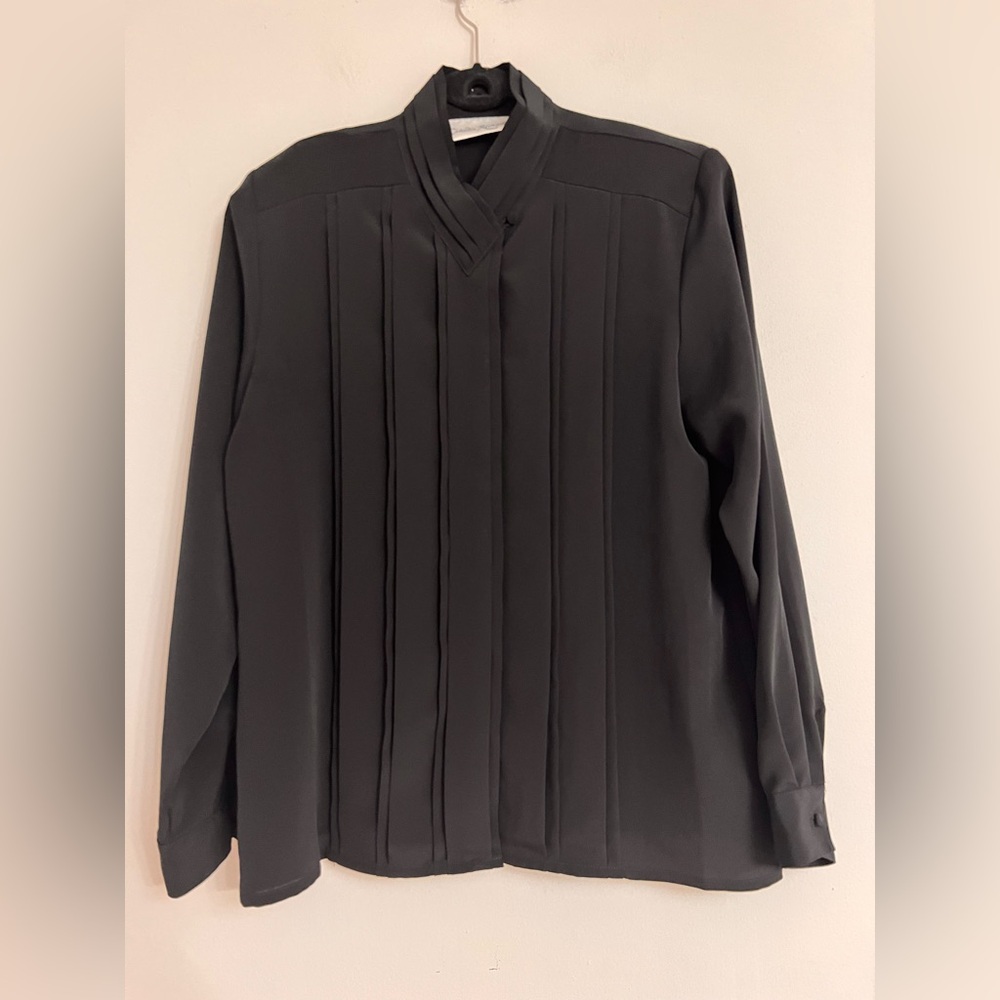 5/$15 Elegant Black Long Sleeve Shirt. Pit to pit= 21”